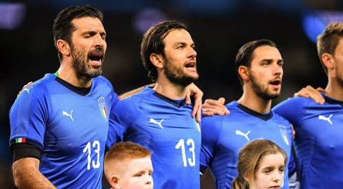 Futbalisti Talianska si uctili svojho zosnulého spoluhráča Astoriho