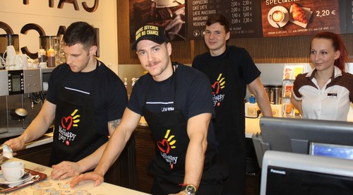 Hokejisti v zásterách počas McHappy Day