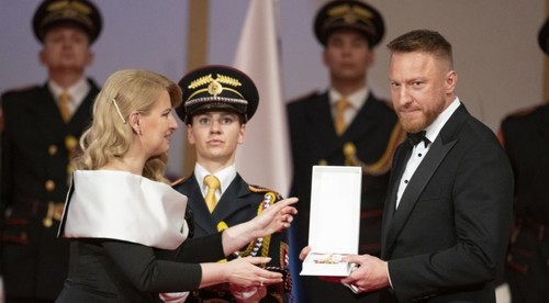 25 osobností si vyzdvihlo štátne vyznamenania od prezidentky, medzi nimi aj Hossa či Tóth