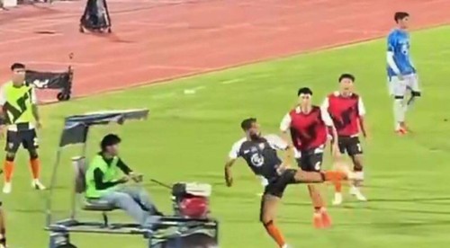 VIDEO: Bizarný moment v Thajsku! Hráča pri rozcvičke prešiel trávnikový valec