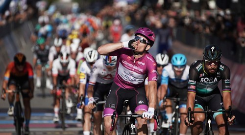 Peter Sagan má v najdlhšej etape poslednú šancu obrať Démara o cyklámenový dres