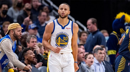 Prerušil sa zápas a nasledoval dlhý jasot. Takto Curry prekonal rekord NBA