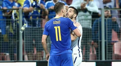 Horúco v Zenici, Džeko udrel do tváre Manolasa