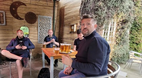 Šéf Manchestru United s fanúšikmi debatoval v krčme