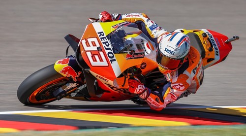 Šampión Márquez sa nebezpečne preletel vzduchom