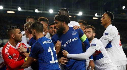 Fanúšik Evertonu s dieťaťom sa pokúsil udrieť hráča Lyonu
