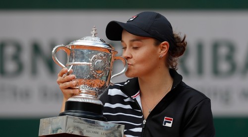 Na US Open sa nechce ani ženskej jednotke, po Djokovičovi zvažuje neúčasť aj Bartyová