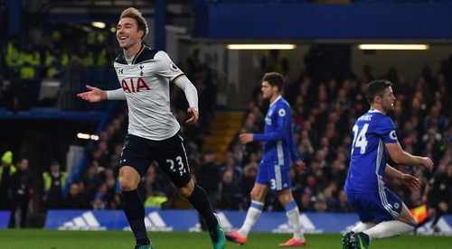 Výstavný banán Eriksena do siete Chelsea. Kohúti čakali dlhých 28 rokov