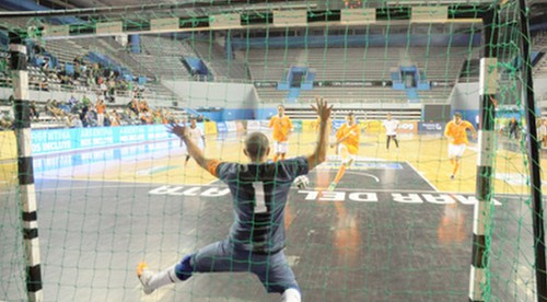 Batman z futsalovej brány! Neskutočný zákrok, zákony gravitácie v kýbli!