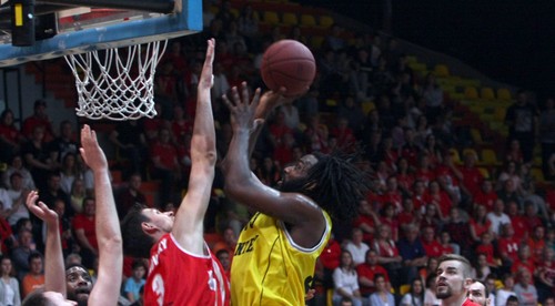 Inter sa chce priblížiť k titulu, Komárno získať prvý bod