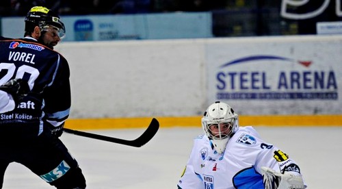 Kuriozita roka - Čiliakov gól ramenom cez celé klzisko!