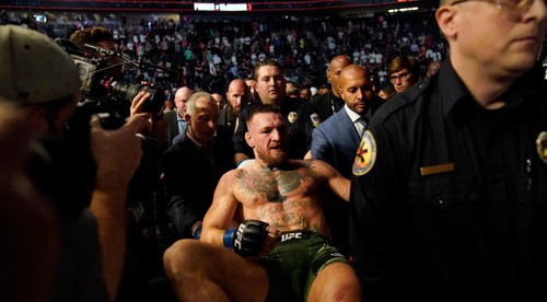 Nečakaný koniec! McGregor skončil so zlomenou nohou. V hre je štvrtý zápas s Poirierom