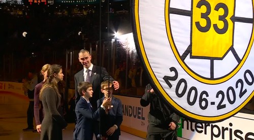 Chára legenda. Boston vyradil dres s číslom 33