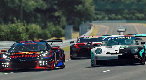 Toyota naďalej dominuje pretekom 24h Le Mans