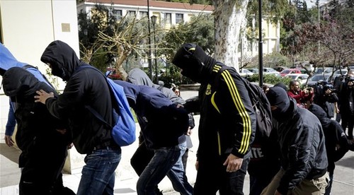 Fanúšikovia PAOK Solún vtrhli do živého vysielania národnej televízie
