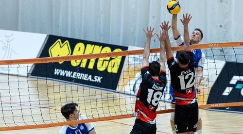 Boje o vynovené trofeje začali bez senzácie, no s jedným prekvapením