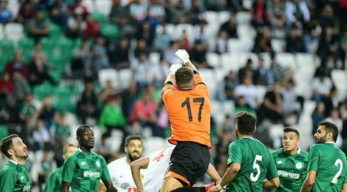 To je babrák! Brankár dostal červenú v trinástej sekunde
