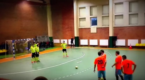 Futsalový signál na pobavenie! Jedni skákali ponad loptu, druhí stáli ako tĺci!