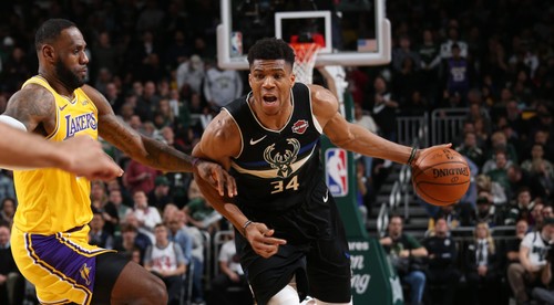 Hviezda NBA to vie aj s futbalovou loptou