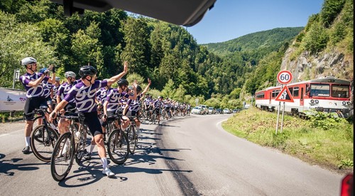 Môže cyklista predbehnúť vlak? Zisťovať to opäť budú na Orave