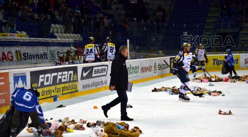 Mikuláš priniesol deťom 30 vriec plyšákov