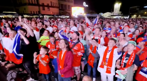 Elektrizujúca atmosféra v Prahe: Fanúšikovia zastavujú autá a vykrikujú pokriky