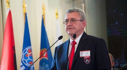 Šéfovi albánskeho futbalu odpálili dom. V strehu je aj UEFA