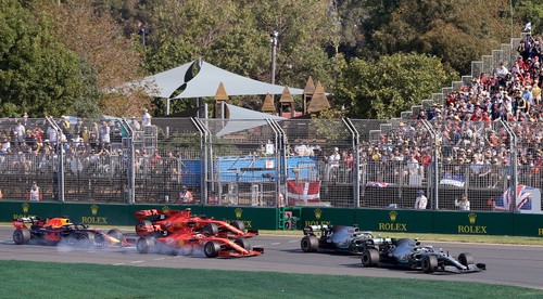 Formula 1 sa vracia k začiatkom pretekov o celej hodine