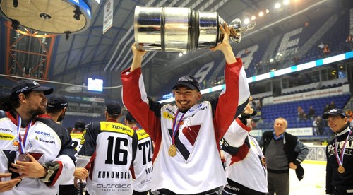 Pri rozlúčke s majstrovskou trofejou nad hlavou, pri návrate prezidentom zväzu