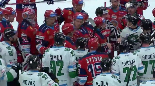 Bitka ako v play off - na ľade, na striedačkách a zasahovala aj polícia