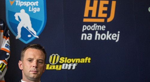 Ceny pre najlepších hráčov zápasu Nitra - Trenčín odovzdá Richard Lintner