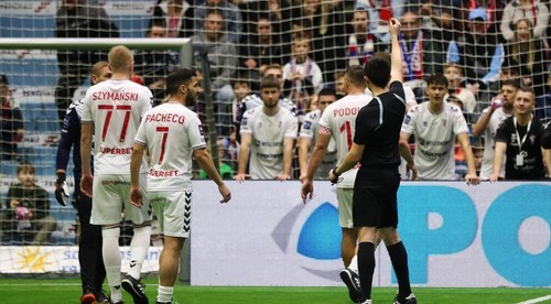 Podolski zorganizoval benefičný turnaj, dostal na ňom červenú