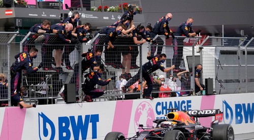 Po ôsmich rokoch Red Bull opäť ťahá sériu víťazstiev