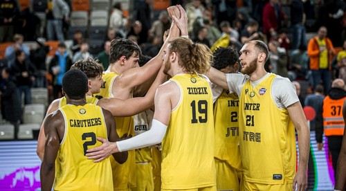 Žlto-čierni postúpili do semifinále. Sú jediným nezdolaným tímom