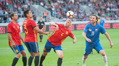 Zápas bez chráničov nesklamal. Futbal baví aj po štyridsiatke