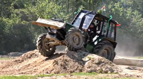 Zabudnite na Formulu 1. Takto vyzerajú preteky traktorov na Slovensku