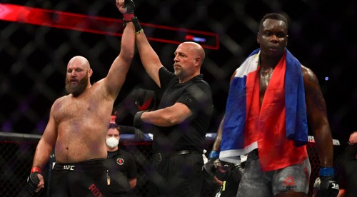 Zvyčajne je medzi nimi tridsaťkilový rozdiel. I tak sa pobili v UFC