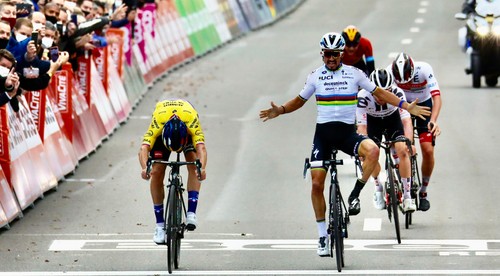 Alaphilippe oslavuje, keď Roglič víťazí na slávnej klasike