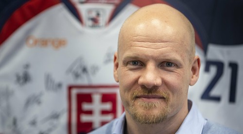 Vo Fínsku dominuje spolupráca, na Slovensku kritika za chrbtom