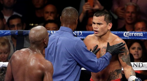 Ako od krokodíla. Boxer nosí na prívesku vyrazený Mayweatherov zub