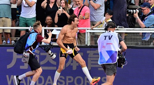 Duplantis opäť pokoril svetový rekord, premiérovo doma