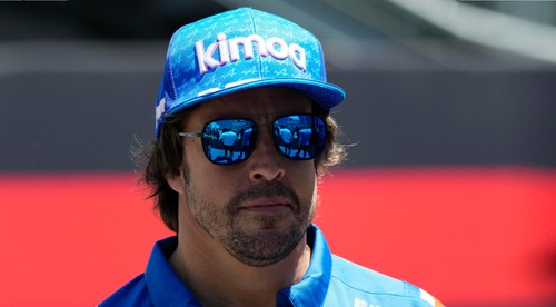 Formula 1 má najdlhšie pretekajúceho pilota. Na dosah má ďalší rekord