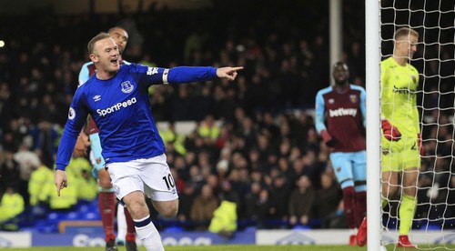 Rooney explodoval proti West Hamu. Hetrik skompletizoval z vlastnej polovice