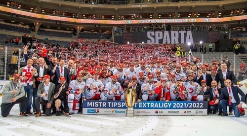 Sedem statočných, slovenskí hokejisti v drese Třinca so zlatými medailami
