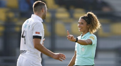 Futbalista sa zaľúbil do rozhodkyne v zápase, v ktorom dostal červenú