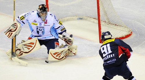 Baču po konflikte so Šatanom napadli v kabíne