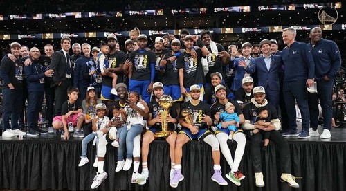 Basketbalisti Golden State Warriors zasadli na trón NBA