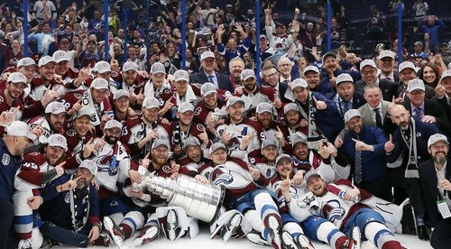 Fantastická generácia hráčov z tímu Colorado Avalanche to dokázala. Stanley Cup putuje do Denveru