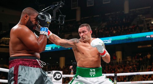 Superťažkú váhu ovládol Ukrajinec Usyk. Jeden boxer skončil v kóme
