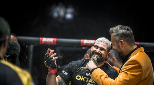 Attila Végh hitom internetu! Na tlačovke UFC prevzal úlohu tlmočníka